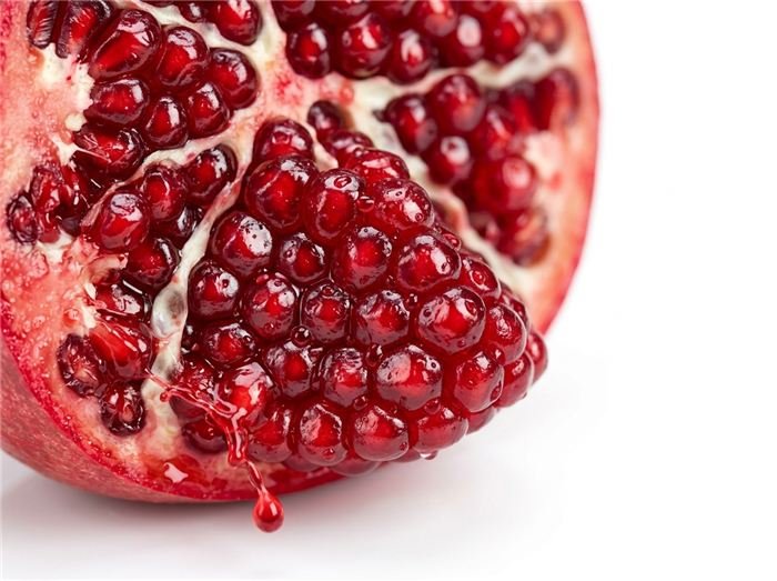 Świeże czerwone pestki granatu, które nadają smak żelce Hinuki